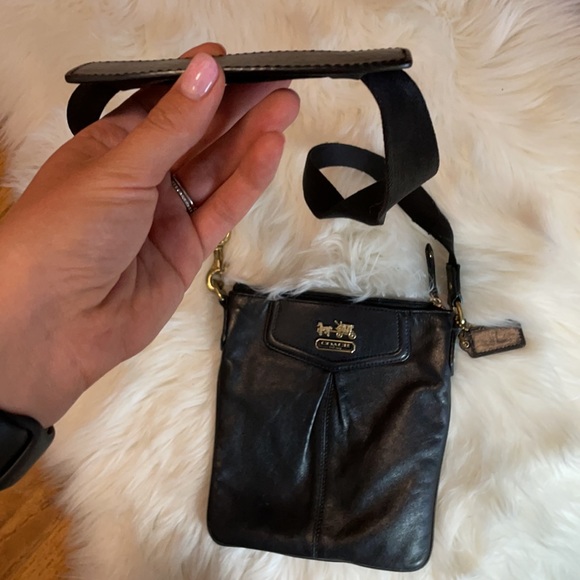 Leather crossbody bag - Picture 6 of 8